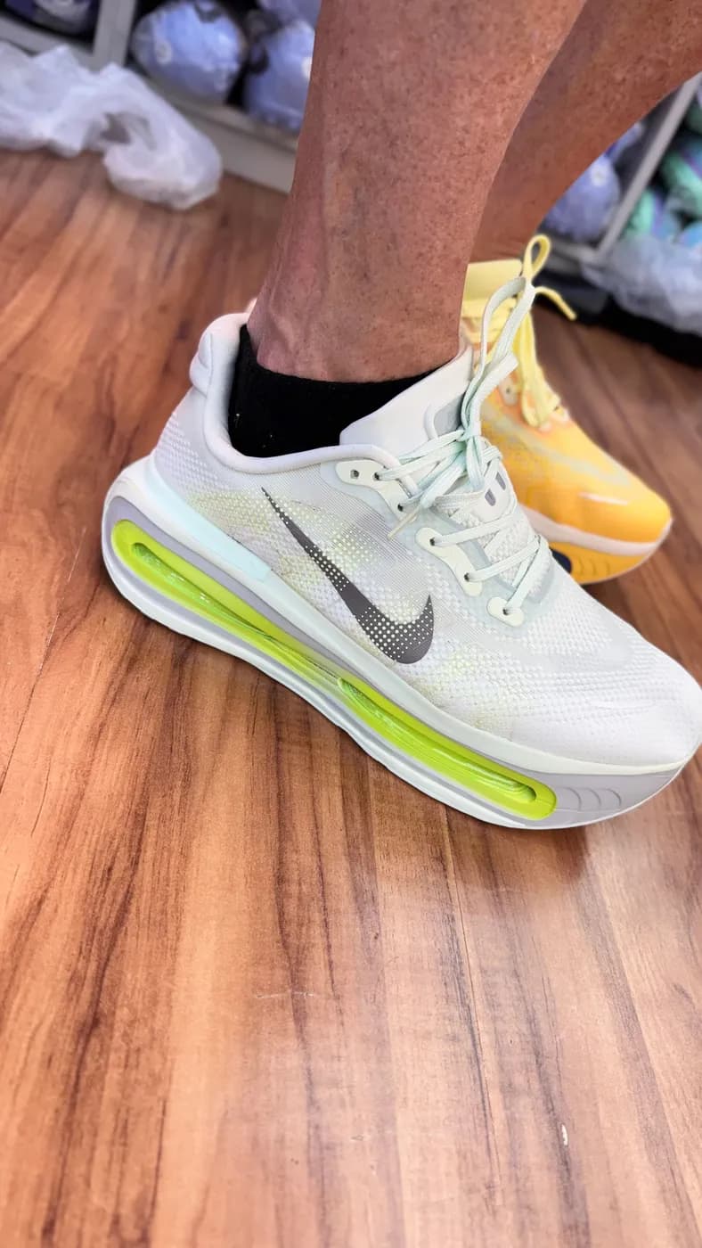 Nike Vomero Branco e Amarelo